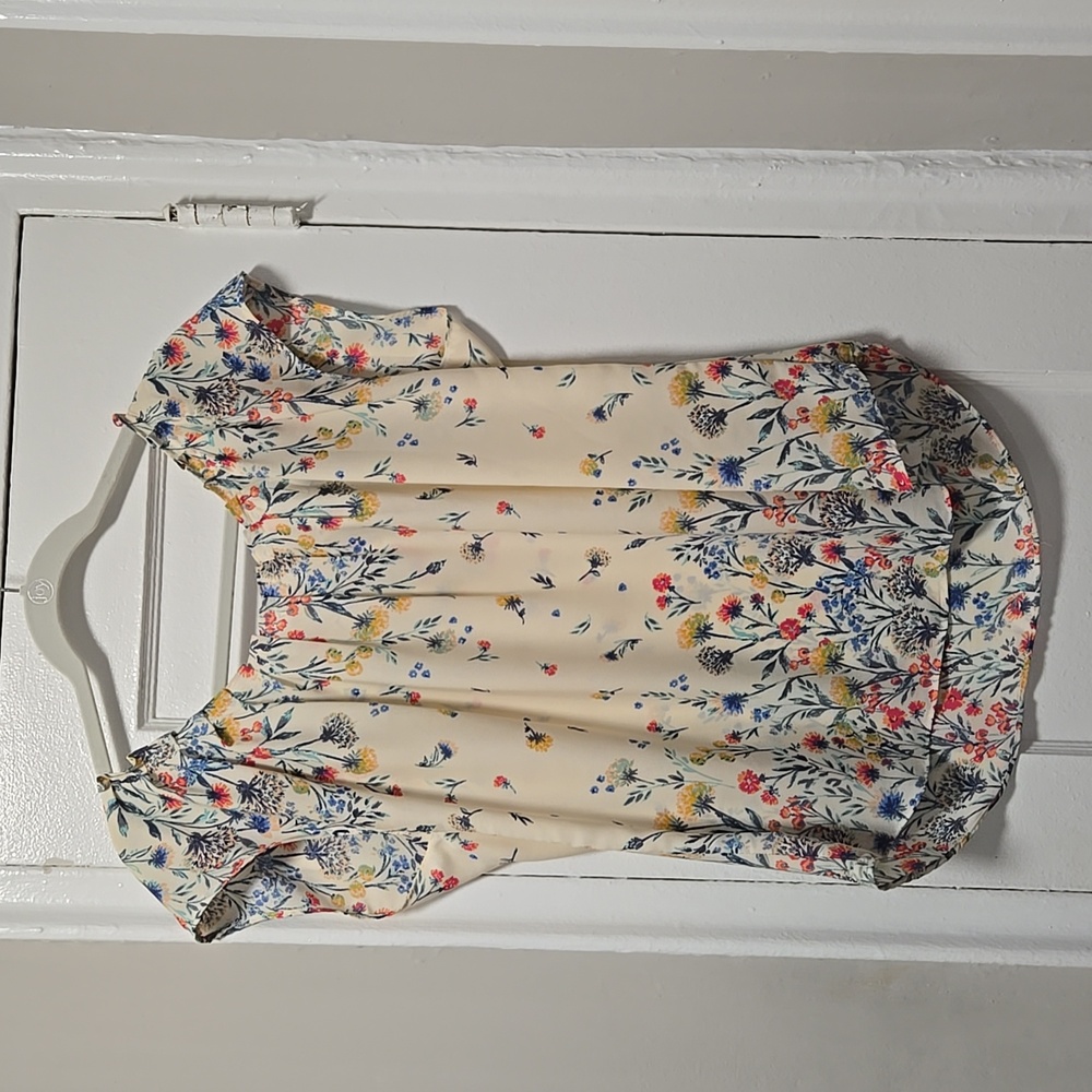 Size L, flowery, flowy top